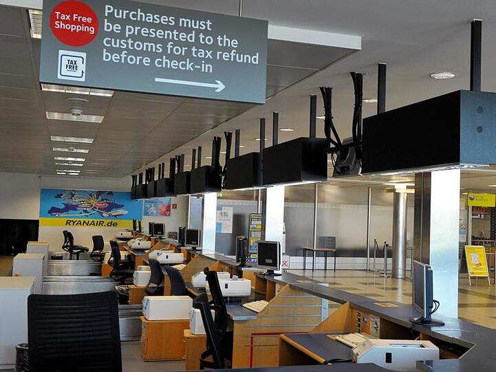 Leere Abfertigungsschalter auf dem Flughafen Berlin-Tegel.