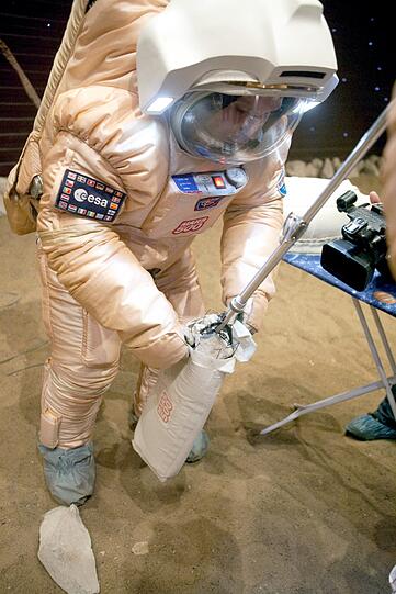 Ein Mitglied des Raumflug-Projekts Mars500 beim Training des "Außeneinsatzes" in Moskau (undatiertes Handout).