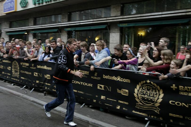 Riesen Gumball-Party in Riga (Lettland): David Hasselhoff lässt sich von den Zuschauern feiern.