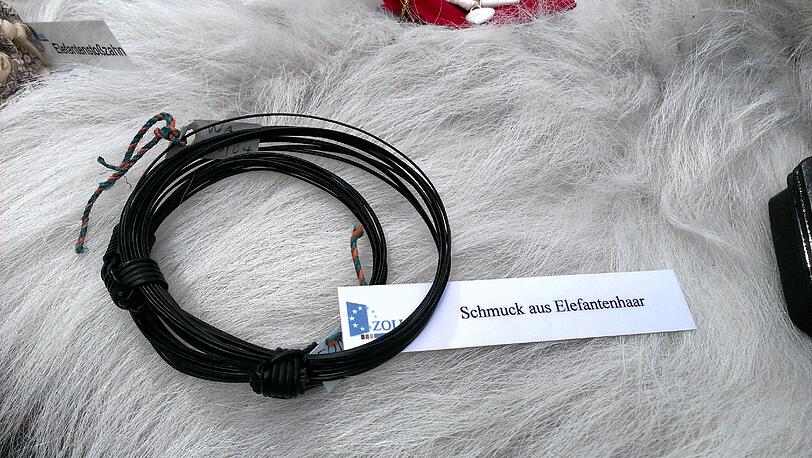 Souvenirs! Souvenirs! &ndash; oft sorgen Mitbringsel bei der Heimkehr für ein böses Erwachen. Hier Armbänder aus Elefantenhaar.