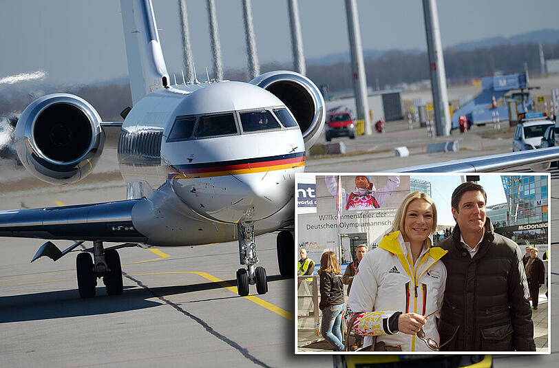 Das Flugzeug mit dem Bundespräsidenten Joachim Gauck an Bord. Kleines Bild: Maria Höfl-Reisch und Ehemann Marcus Höfl lächeln in die Kameras am Flughafen.