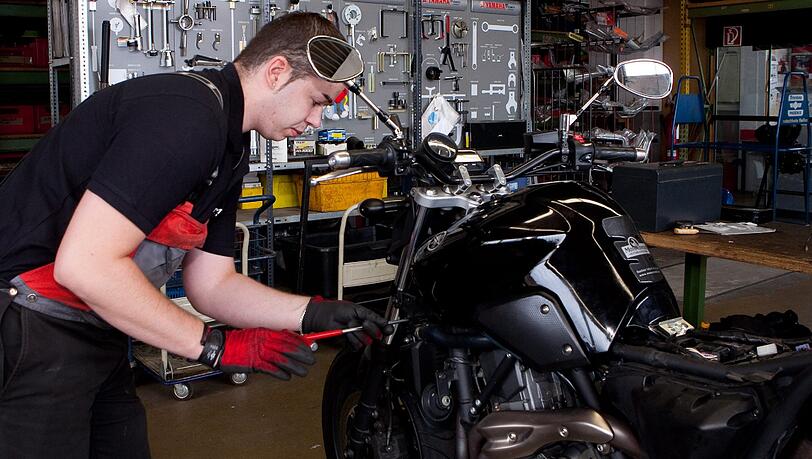 Das sollten Sie vor dem Start in die neue Motorradsaison unbedingt machen: das Fahrzeug gründlich durchchecken. Das sollten Sie vor dem Start in die neue Motorradsaison unbedingt machen: das Fahrzeug gründlich durchchecken.