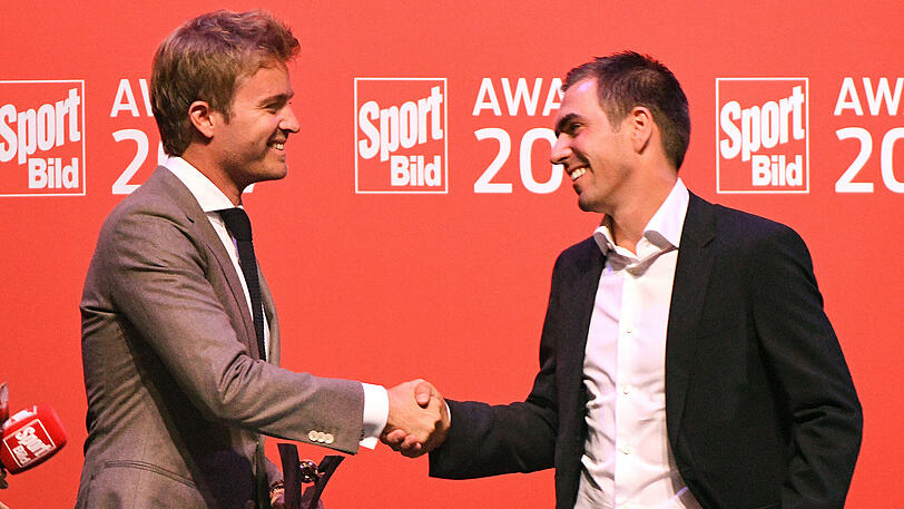 Philipp Lahm bekam seinen Preis von Nico Rosberg überreicht.