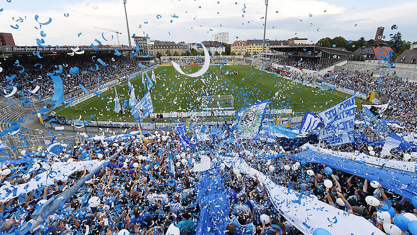 "Endlich wieder dahoam!" Das erste Heimspiel gegen Wacker Burghausen des TSV 1860 im Grünwalder Stadion nach zwölfjährigem Allianz-Arena-Exil wird zu einem überschwänglichen und farbenfrohen Fußball-Fest.
