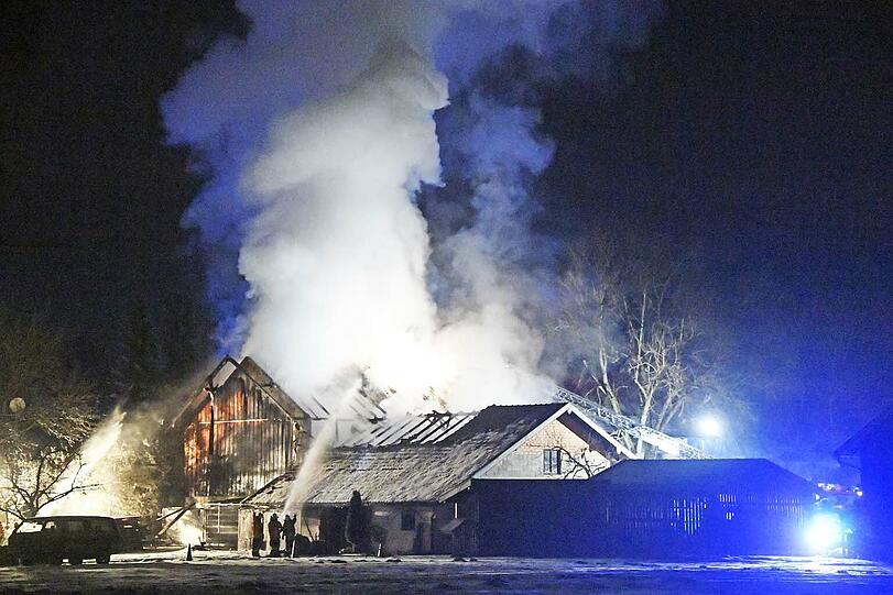 Die Feuerwehr musste bei minus elf Grad gegen die Flammen ankämpfen. Die Bilder vom Einsatz.