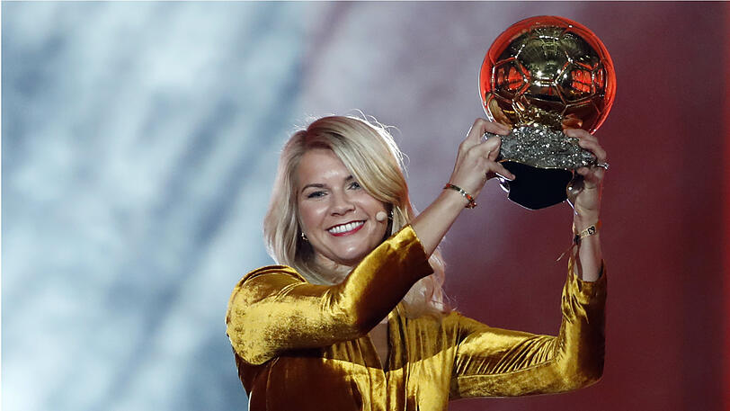 Preisträgerin Ada Hegerberg mit dem Ballon d'Or.