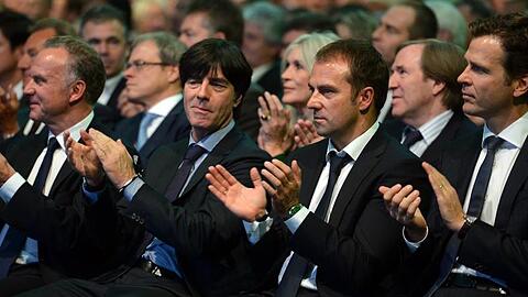 Wird Flick neuer Bundestrainer? Karl-Heinz Rummenigge (l.) will Bayern-Trainer Flick auf keinen Fall hergeben. Oliver Bierhoff soll sich "um seine Dinge kümmern", so Rummenigge.