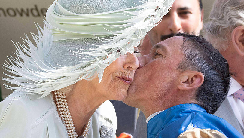 Ein Kuss auf die Wange: Frankie Dettori und Camilla verstoßen gegen das Protokoll Ein Kuss auf die Wange: Frankie Dettori und Camilla verstoßen gegen das Protokoll