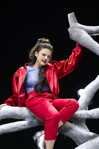 Jetzt ist die Enkelin zu Besuch und rechnet ab: Nina Steils in "Der Besuch der alten Dame" im Dorfbaumvon Güllen. Jetzt ist die Enkelin zu Besuch und rechnet ab: Nina Steils in "Der Besuch der alten Dame" im Dorfbaumvon Güllen.