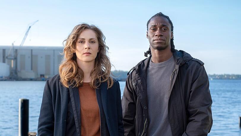 "Der Flensburg-Krimi: Der Fall Lorenz": Hauptkommissarin Svenja Rasmussen (Katharina Schlothauer, l.) und ihr Kollege Tony Haller (Eugene Boateng). "Der Flensburg-Krimi: Der Fall Lorenz": Hauptkommissarin Svenja Rasmussen (Katharina Schlothauer, l.) und ihr Kollege Tony Haller (Eugene Boateng).