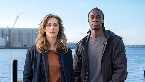 "Der Flensburg-Krimi: Der Fall Lorenz": Hauptkommissarin Svenja Rasmussen (Katharina Schlothauer, l.) und ihr Kollege Tony Haller (Eugene Boateng).