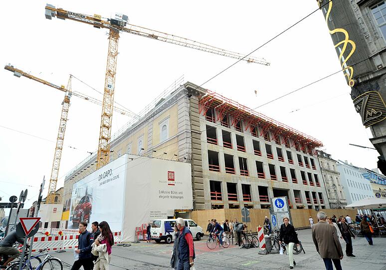 Die ehemalige Residenzpost wird zum "Palais an der Oper". Die neue Fassade ist schon fast fertig.