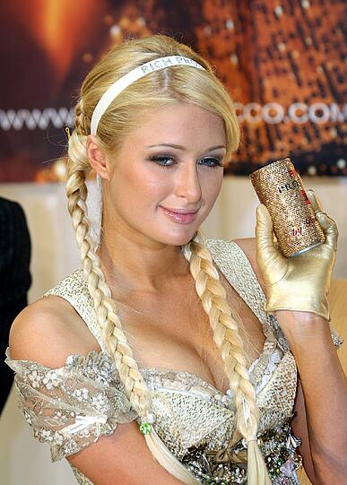Paris Hilton hat sich bei ihrem Wiesnbesuch ganz vorbildlich verhalten...bis auf ihren seltsamen Versuch, gerade DORT ihren mit Glitzersteinchen besetzten Dosen-Prosecco zu vermarkten. Hä?