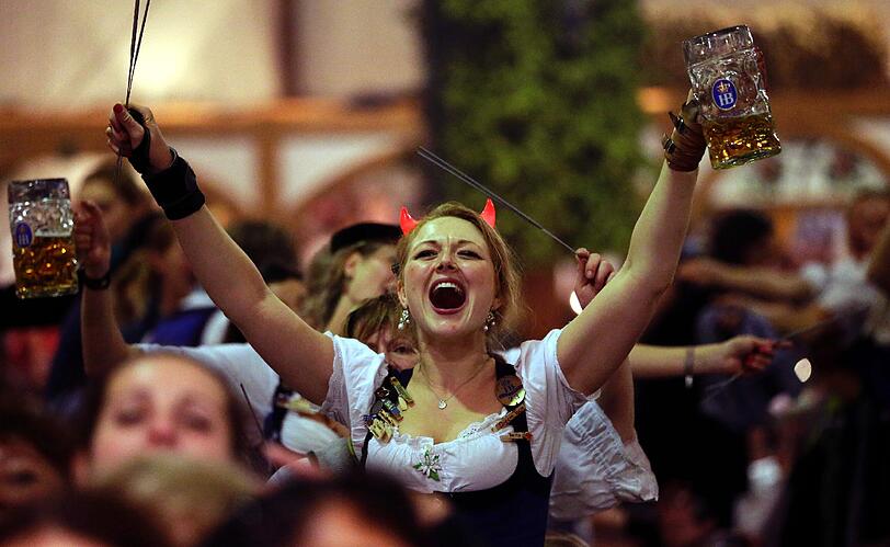 Die emotionalsten Bilder vom Wiesn-Kehraus: Bedienungen feiern am 07.10.2012 in München den traditionellen Kehraus im Höfbräu-Festzelt und beschließen damit ihre arbeitsreiche Zeit auf dem Oktoberfest. Nach 14-tägiger Dauer ging am Sonntag das 179. Oktoberfest zu Ende.