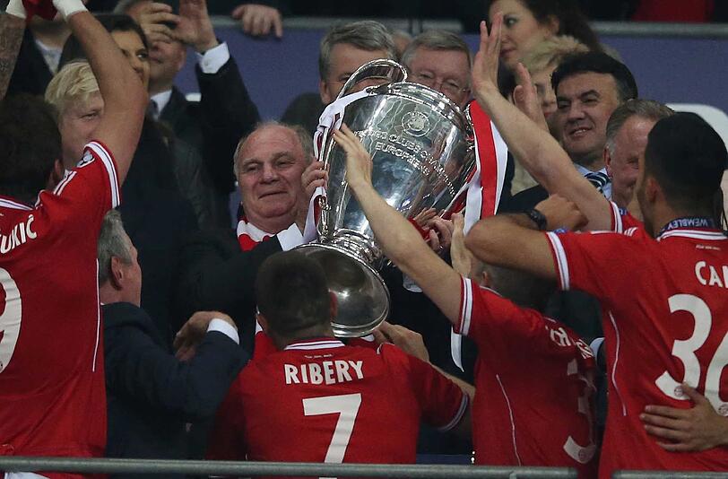 25. Mai: Es wird der Tag des größten Triumphs, die Nacht, die das verlorene Finale dahoam von 2012 vergessen macht. Der FC Bayern gewinnt in Wembley die Champions League gegen Dortmund.  Es ist auch der persönliche Triumph von Uli Hoeneß &ndash; doch darüber liegt der Schatten der Steueraffäre. Eher zurückhaltend, fast schüchtern greift Hoeneß nach dem Champions-League-Pokal.