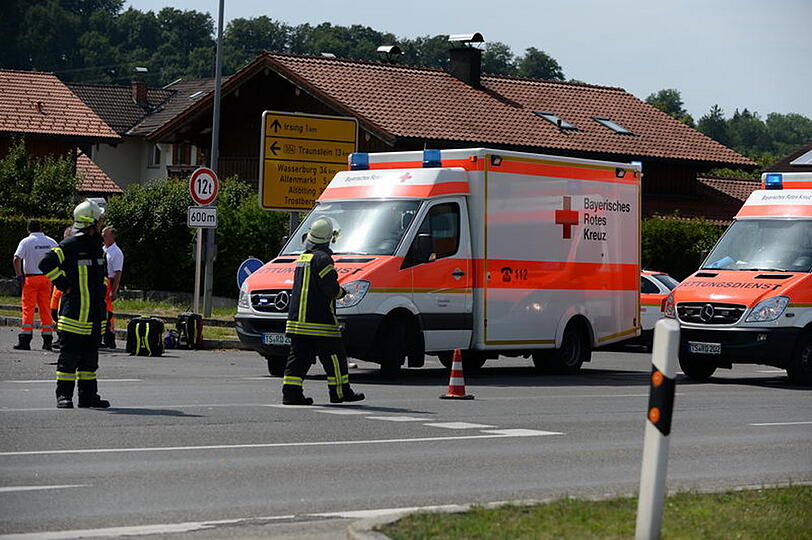 Schwerer Unfall am Bahnübergang St. Georgen: Zwei Autos sind so heftig aneinander gekracht, dass sich ein Pkw überschlug und auf dem Dach liegen blieb. Die Bilder...