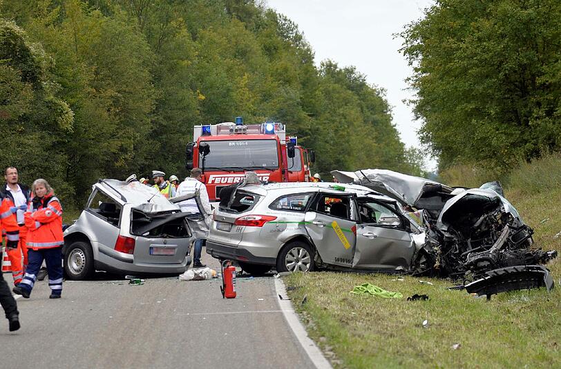 Eines der Autos wurde in zwei Teile gerissen.