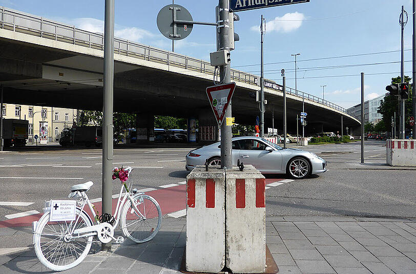 Arnulfstraße / Donnersberger Brücke: Am 30. Juli 2015 wurde hier eine geradeausfahrende 69-jährige Radlerin von einem abbiegenden LKW übersehen und überfahren.