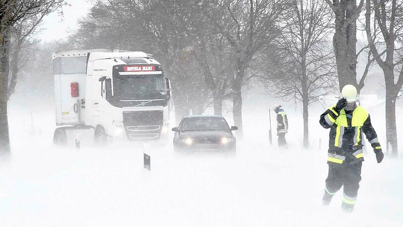 10.30 Uhr bei Holzkirchen (Lkr. Miesbach): Auf der B318 kam es zwischen einem Lieferwagen und einem Pkw zu einem Frontalzusammenstoß. Zudem blieb ein Sattelzug wegen der Schneeverwehungen hängen. Die Bundesstraße musste komplett gesperrt werden.