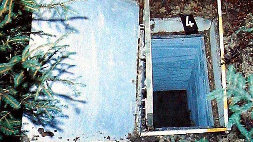 Eine Reproduktion zeigt die Kiste, in der 1981 das zehnjährige Entführungsopfer Ursula Herrmann aus Eching am Ammersee qualvoll erstickte.