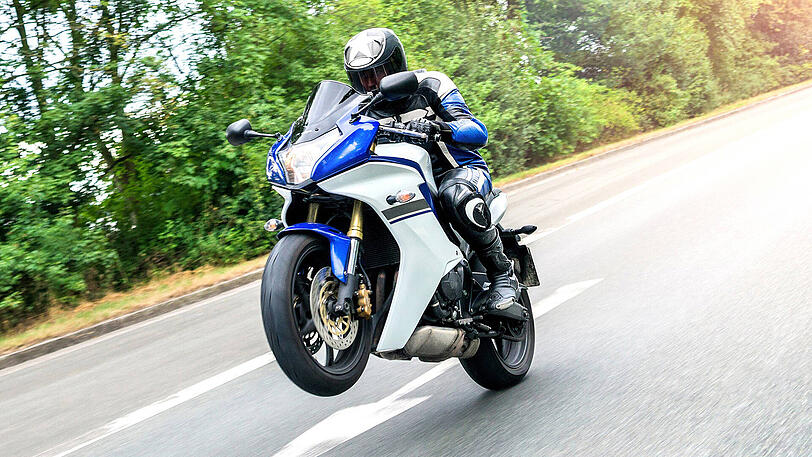 Mit 150 km/h nur auf dem Hinterrad: Die Polizei konnte in Oberschleißheim drei Wheelie-Raser identifizieren und belangen. (Symbolfoto)