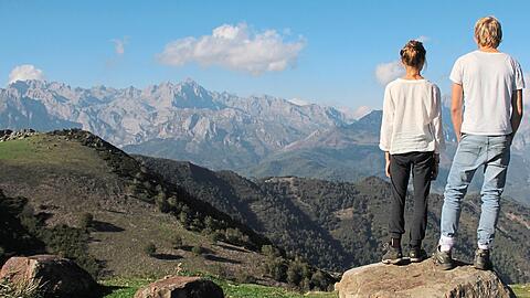 Am Höhepunkt der Reise von Berlin nach Portugal: Jule und Jan am spanischen Picos de Europa in Kantabrien.