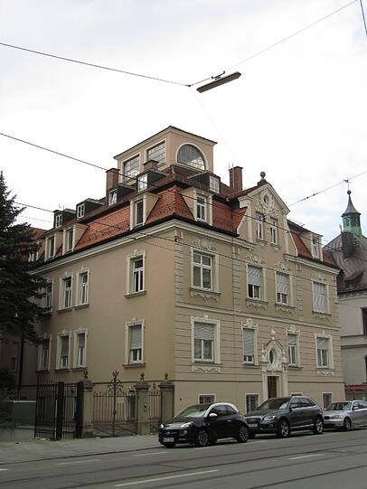 Welche Funktion hat wohl dieser Aufbau auf dem schönen alten Haus?