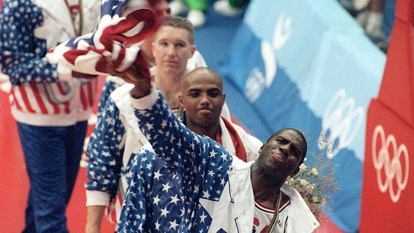 Ungeschlagen, gefeiert und bewundert: Das Dream Team um Magic Johnson (vorne), Charles Barkley (Mitte) und Chris Mullin.