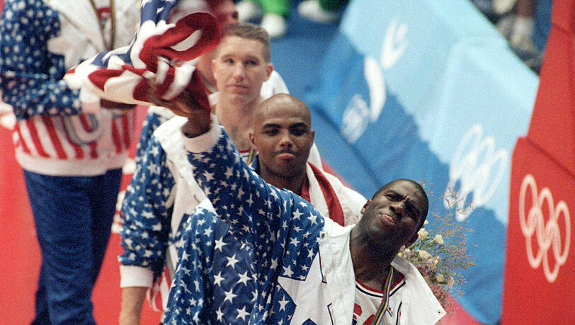 Ungeschlagen, gefeiert und bewundert: Das Dream Team um Magic Johnson (vorne), Charles Barkley (Mitte) und Chris Mullin. Ungeschlagen, gefeiert und bewundert: Das Dream Team um Magic Johnson (vorne), Charles Barkley (Mitte) und Chris Mullin.