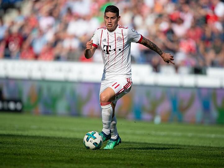 Bayerns James Rodríguez kontrolliert im Dribbling den Ball. Foto: Swen Pförtner/Archiv
