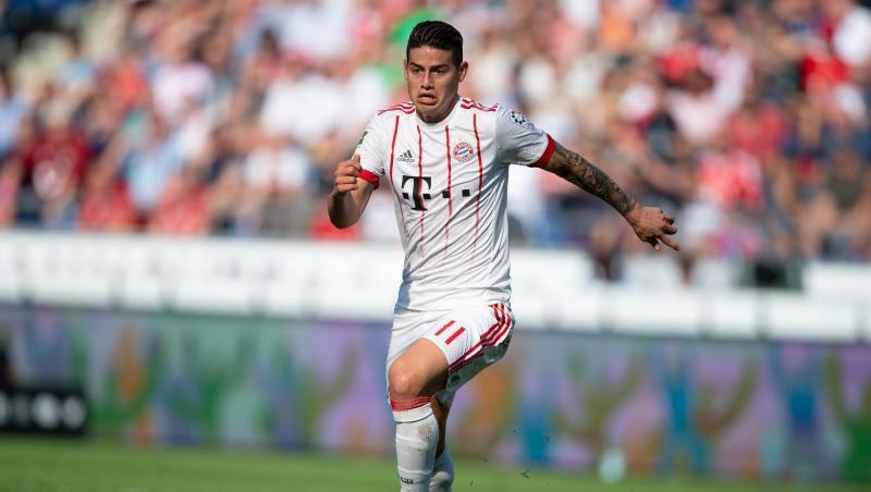 Bayerns James Rodríguez kontrolliert im Dribbling den Ball. Foto: Swen Pförtner/Archiv