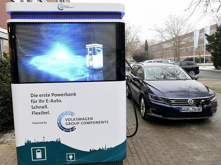 Ein Elektro-Auto wird an einer Powerbank im VW-Werk aufgeladen.