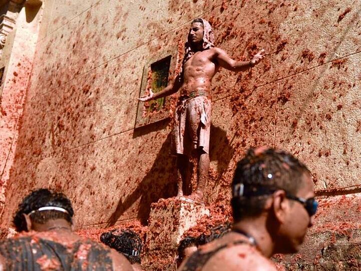Einmal im Jahr darf man in der kleinen spanischen Stadt Bunol während der traditionsreichen Tomatenschlacht "La Tomatina" komplett durchdrehen.