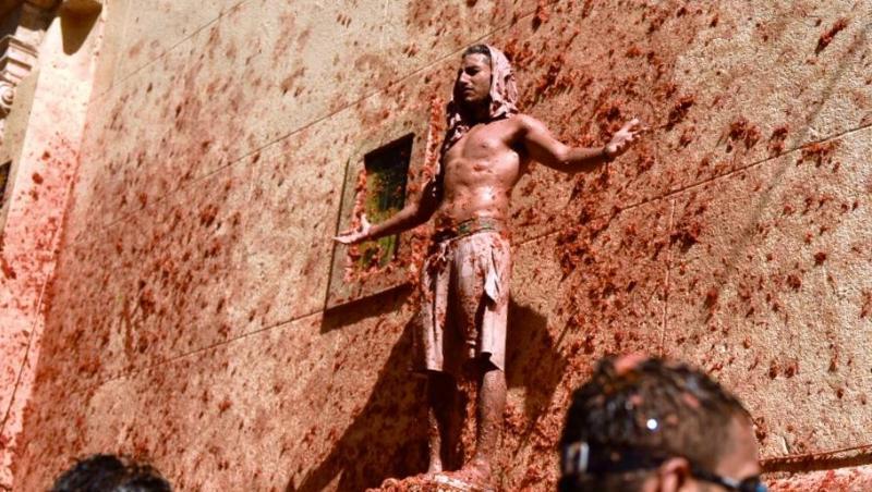 Einmal im Jahr darf man in der kleinen spanischen Stadt Bunol während der traditionsreichen Tomatenschlacht "La Tomatina" komplett durchdrehen. Einmal im Jahr darf man in der kleinen spanischen Stadt Bunol während der traditionsreichen Tomatenschlacht "La Tomatina" komplett durchdrehen.