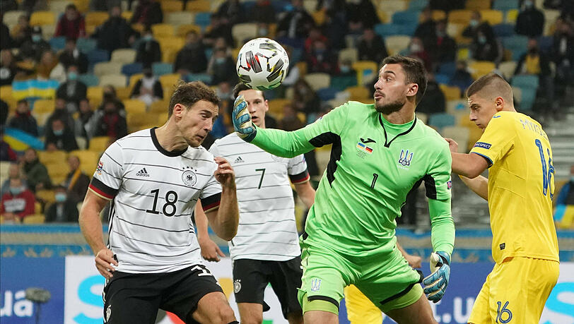 Leon Goretzka nutzt einen Patzer des ukrainischen Torwart Georgiy Bushchan zum zwischenzeitlichen 2:0.