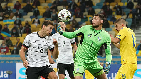 Leon Goretzka nutzt einen Patzer des ukrainischen Torwart Georgiy Bushchan zum zwischenzeitlichen 2:0.