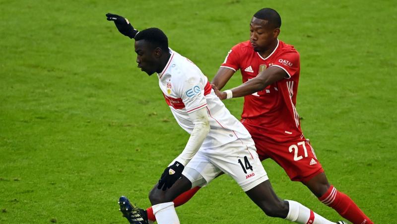 Stuttgarts Stürmer Silas Wamangituka (l.) in Aktion gegen Münchens Abwehrspieler David Alaba.