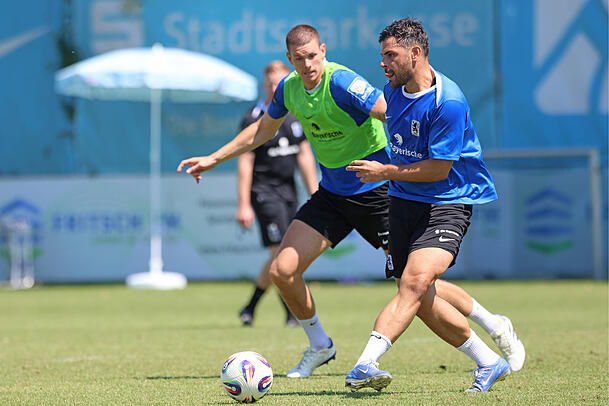 Schwitzen am Mittwochvormittag am Trainingsgelände: Die Löwen um Kevin Volland.