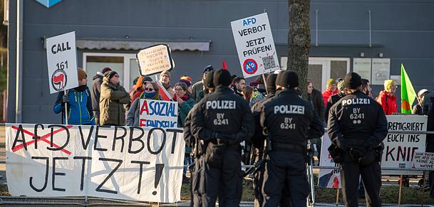 Demonstranten stehen in Greding der Polizei gegenüber. Demonstranten stehen in Greding der Polizei gegenüber.