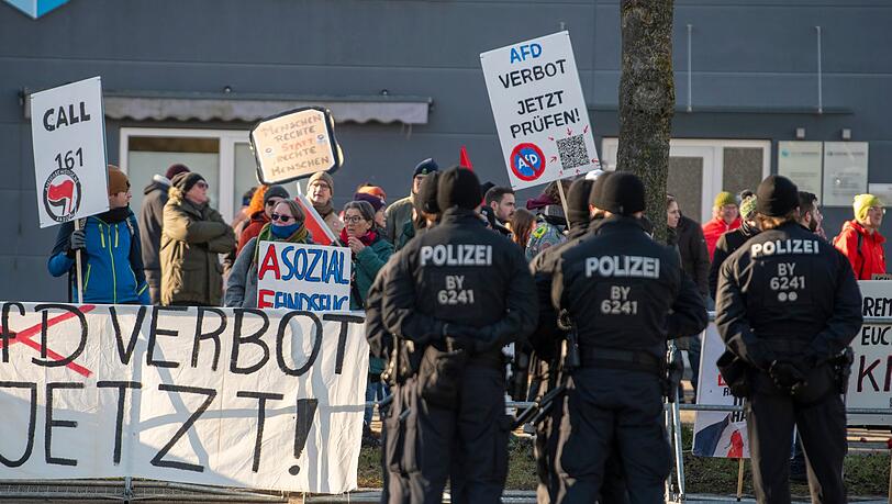 Demonstranten stehen in Greding der Polizei gegen&uuml;ber.