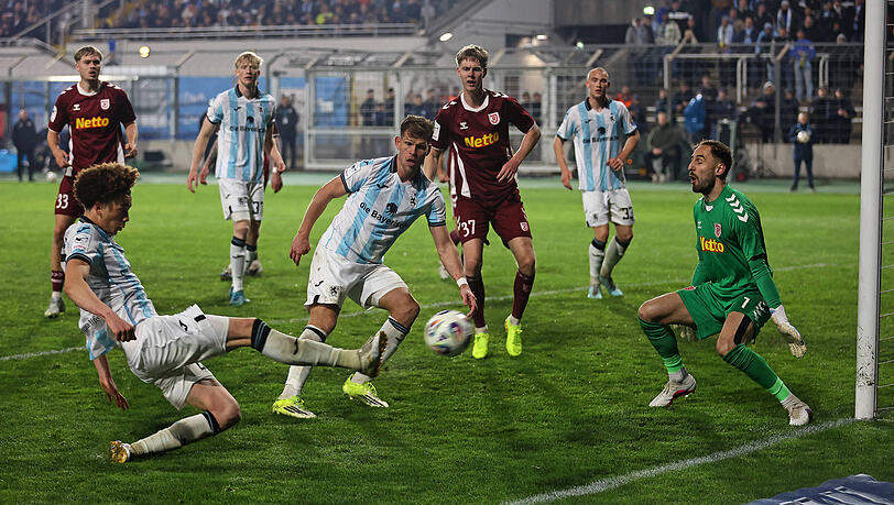 Die Sechzger um Althaus, Schifferl, Niederlechner und Fa&szlig;mann (v.l.) stemmen sich erfolgreich gegen die drohende Heimniederlage gegen den Jahn.