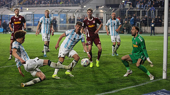 Die Sechzger um Althaus, Schifferl, Niederlechner und Fa&szlig;mann (v.l.) stemmen sich erfolgreich gegen die drohende Heimniederlage gegen den Jahn.