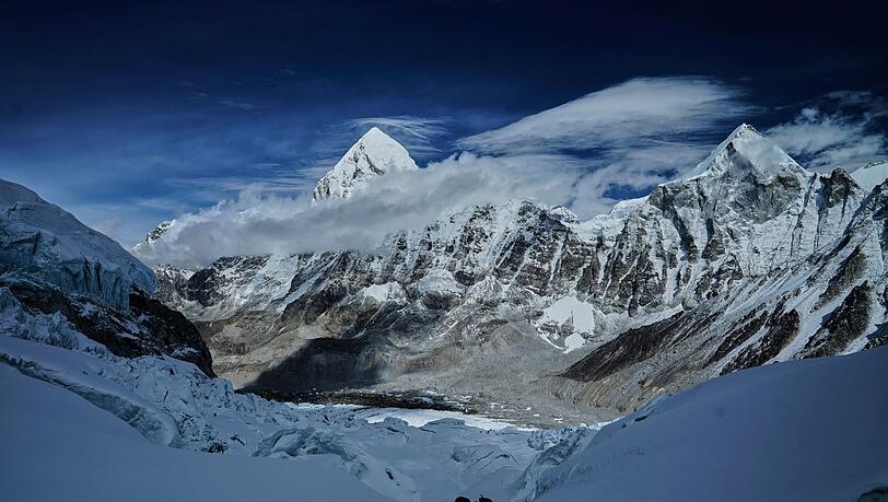 Ein Bergsteiger klettert zum Everest-Basislager ab. (Foto Archiv)