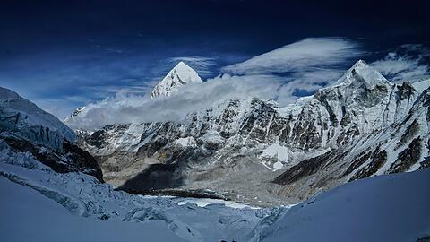 Ein Bergsteiger klettert zum Everest-Basislager ab. (Foto Archiv)