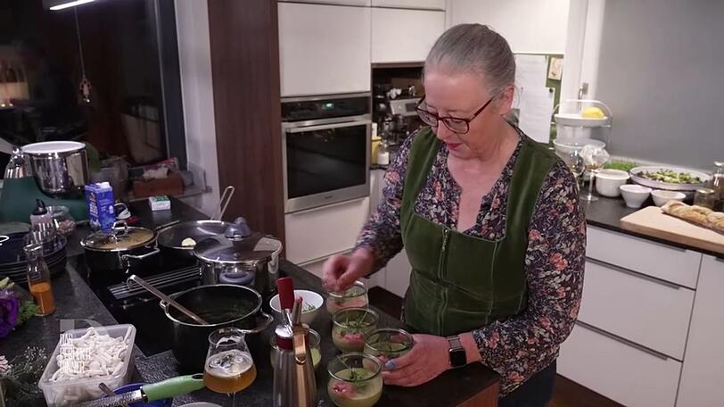 In die grüne Erbsensuppe kommt ein rosa Rote-Bete-Wölkchen. In die grüne Erbsensuppe kommt ein rosa Rote-Bete-Wölkchen.