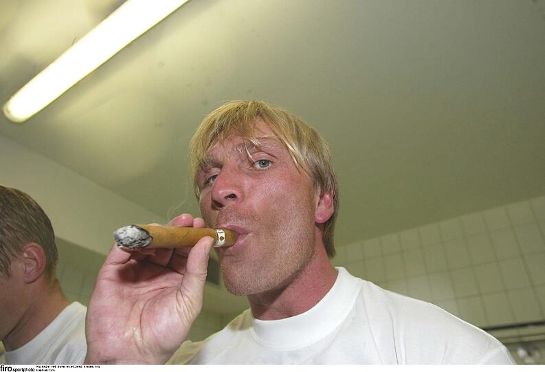 Bei der Aufstiegsfeier mit Arminia Bielefeld 2002 gönnt sich Ansgar Brinkmann eine Zigarre. Am Mittwochabend liest "der weiße Brasilianer" aus seiner gleichnamigen Biographie im "Stadion an der Schleiheimer Straße".