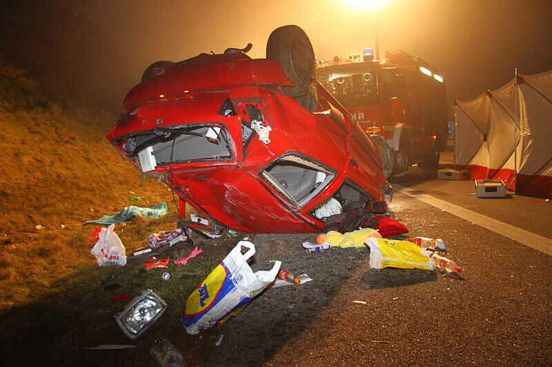 Auf der Autobahn 94 bei Neuötting (Landkreis Altötting) ist am Montagabend eine Autofahrerin bei einem schweren Unfall tödlich verunglückt.