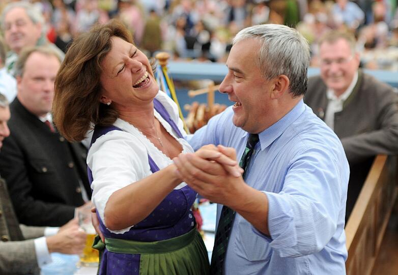 Die bayerische Wirtschaftsministerin Ilse Aigner und der bayerische Kultusminister Ludwig Spaenle haben sichtlich Spaß.
