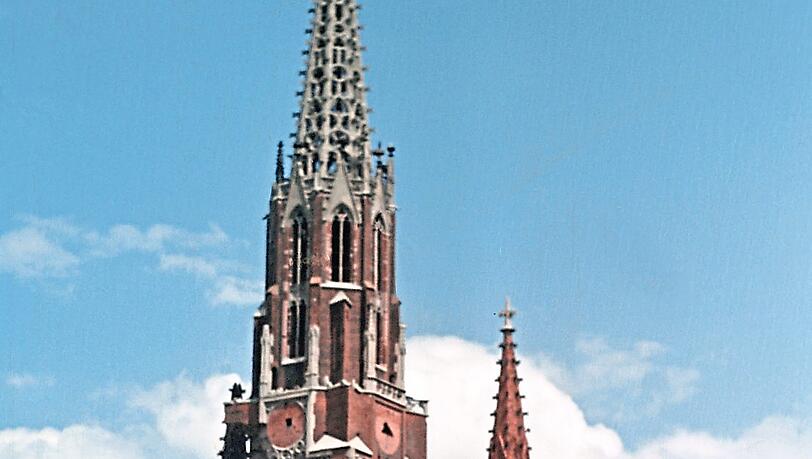 Juni 1948: Die Mariahilfkirche ist komplett zerstört. Später muss auch noch die baufällige Turmhaube abgetragen werden.