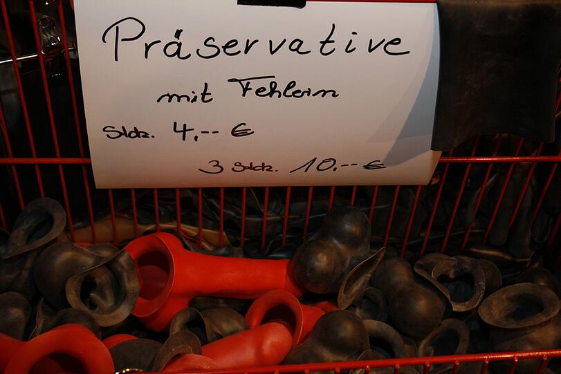 Sonderangebote gibt es auf der Fetisch-Messe natürlich auch. Zum Beispiel "Präservative mit Fehlern". Zur Verhütung wohl eher ungeeignet.